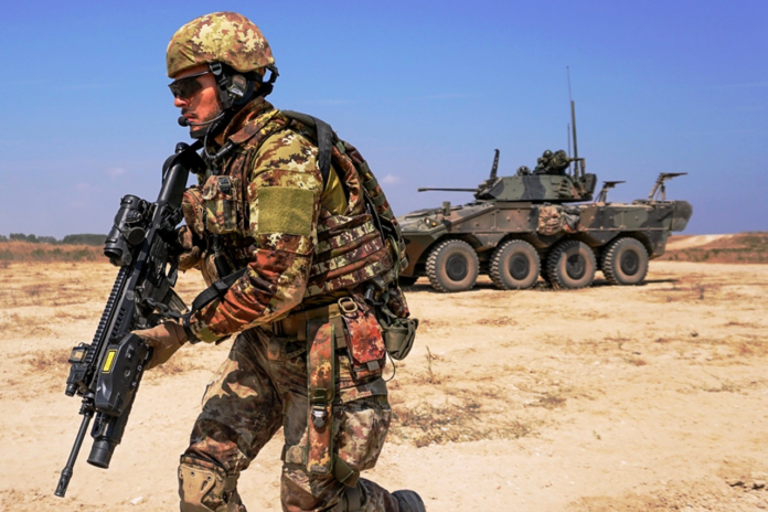 militare dell'esercito in azione